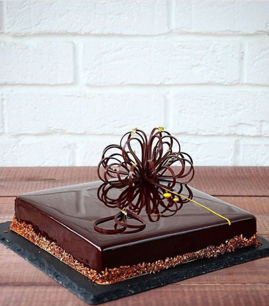Украшение квадратного шоколадного торта