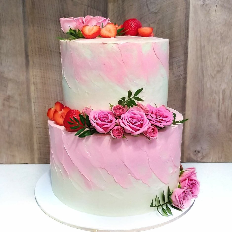 Розовый торт с живыми цветами