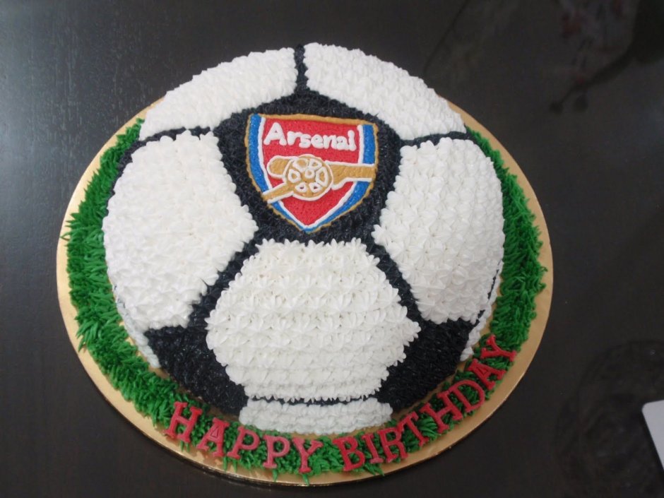 Торт в форме мяча футбольного из крема