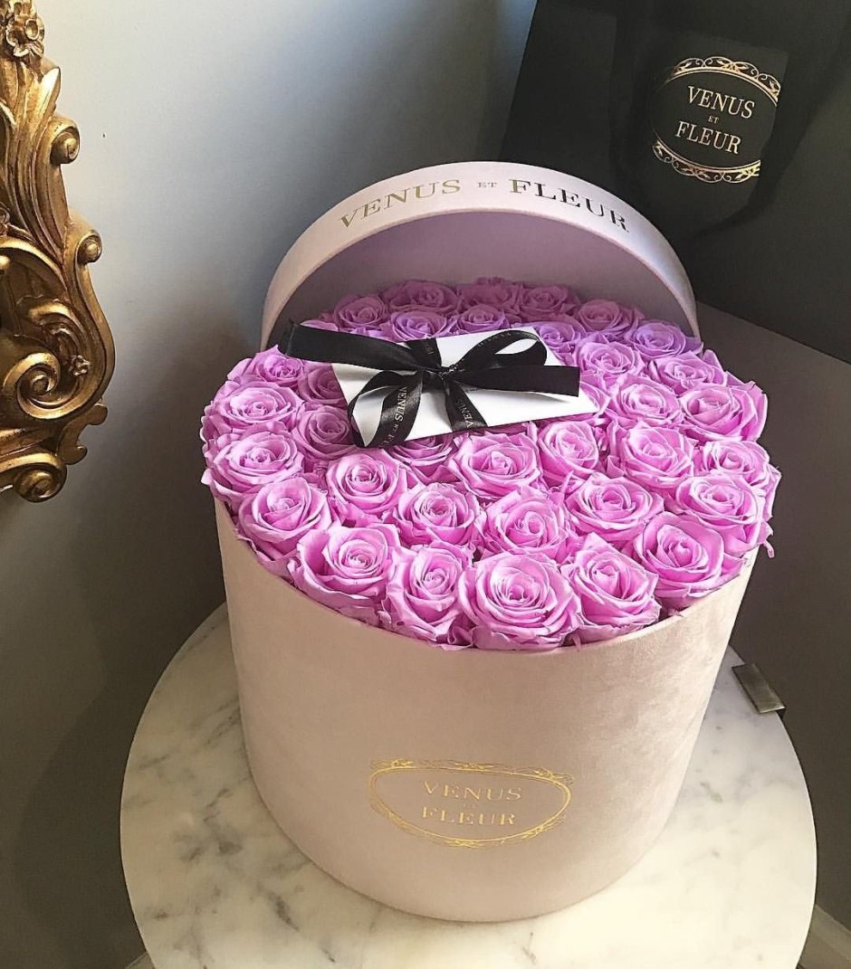 Торт в виде приоткрытой коробки с цветами