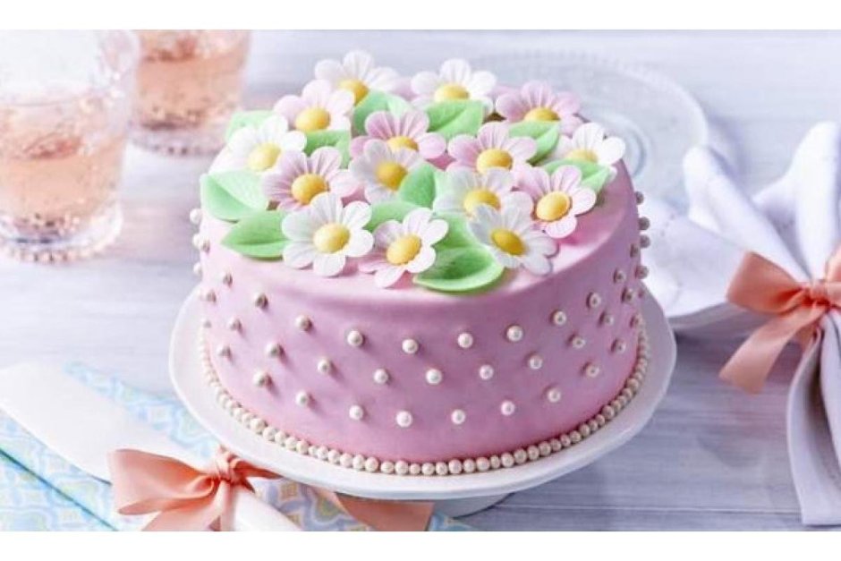 Украшае торта вафельными цветами