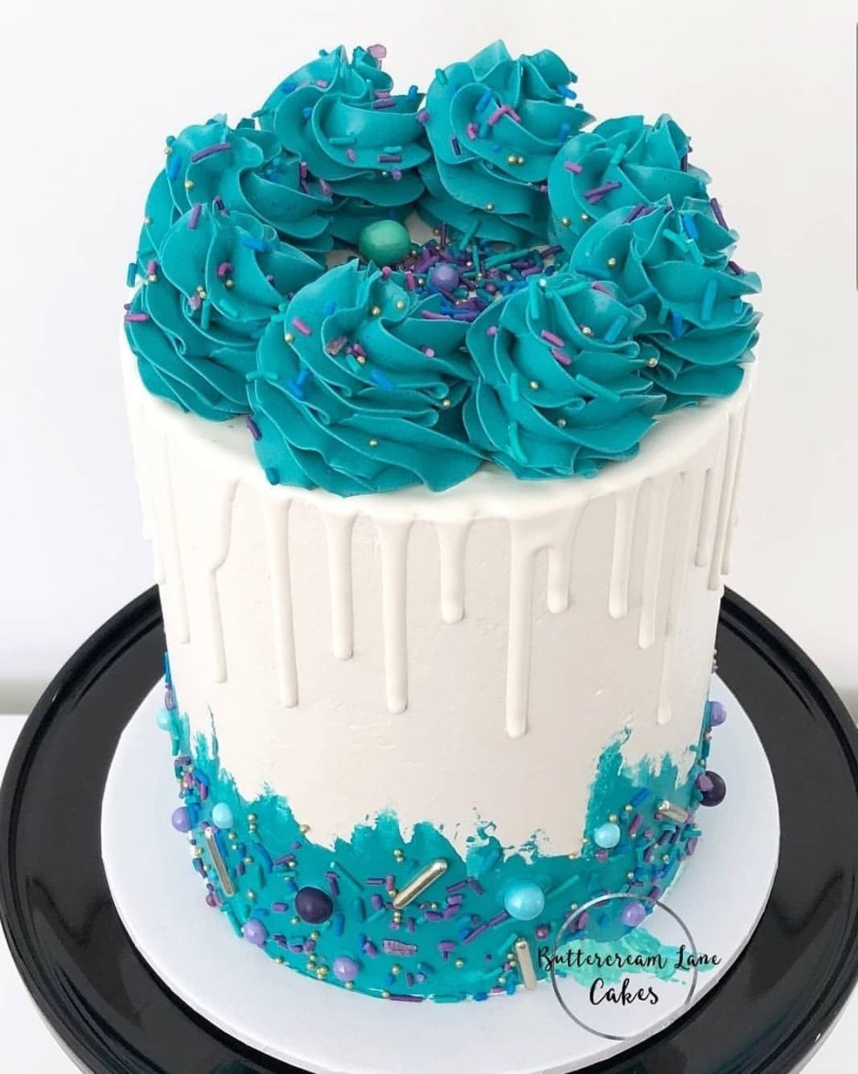Декор торта голубого цвета
