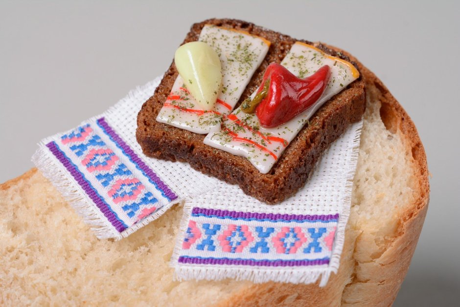 Торт в виде хлеба с салом