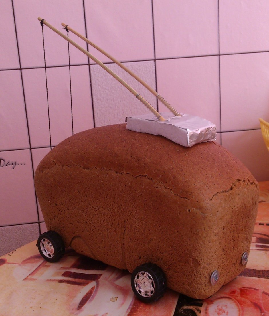 Машинка из хлеба