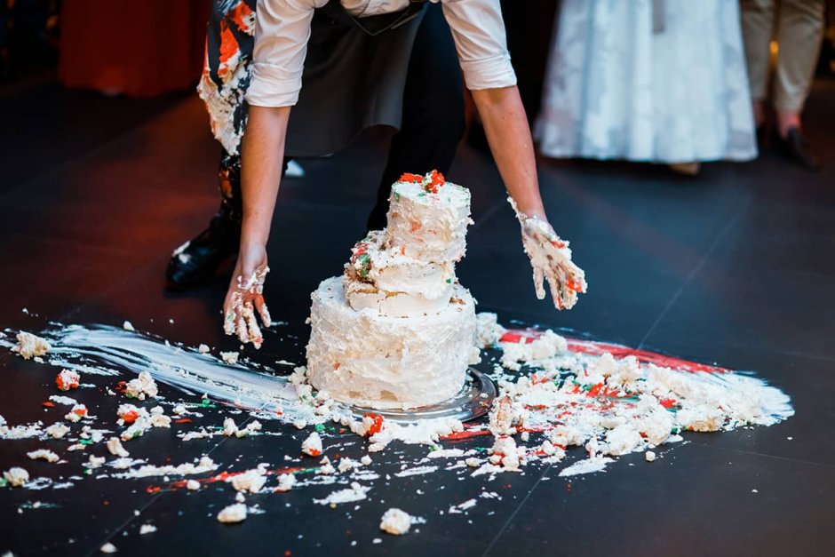 Упал свадебный торт