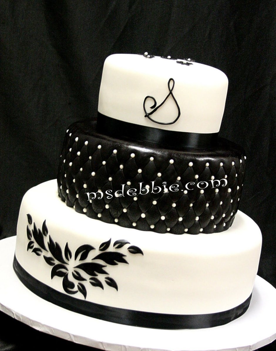 Белый торт с черными бусинами