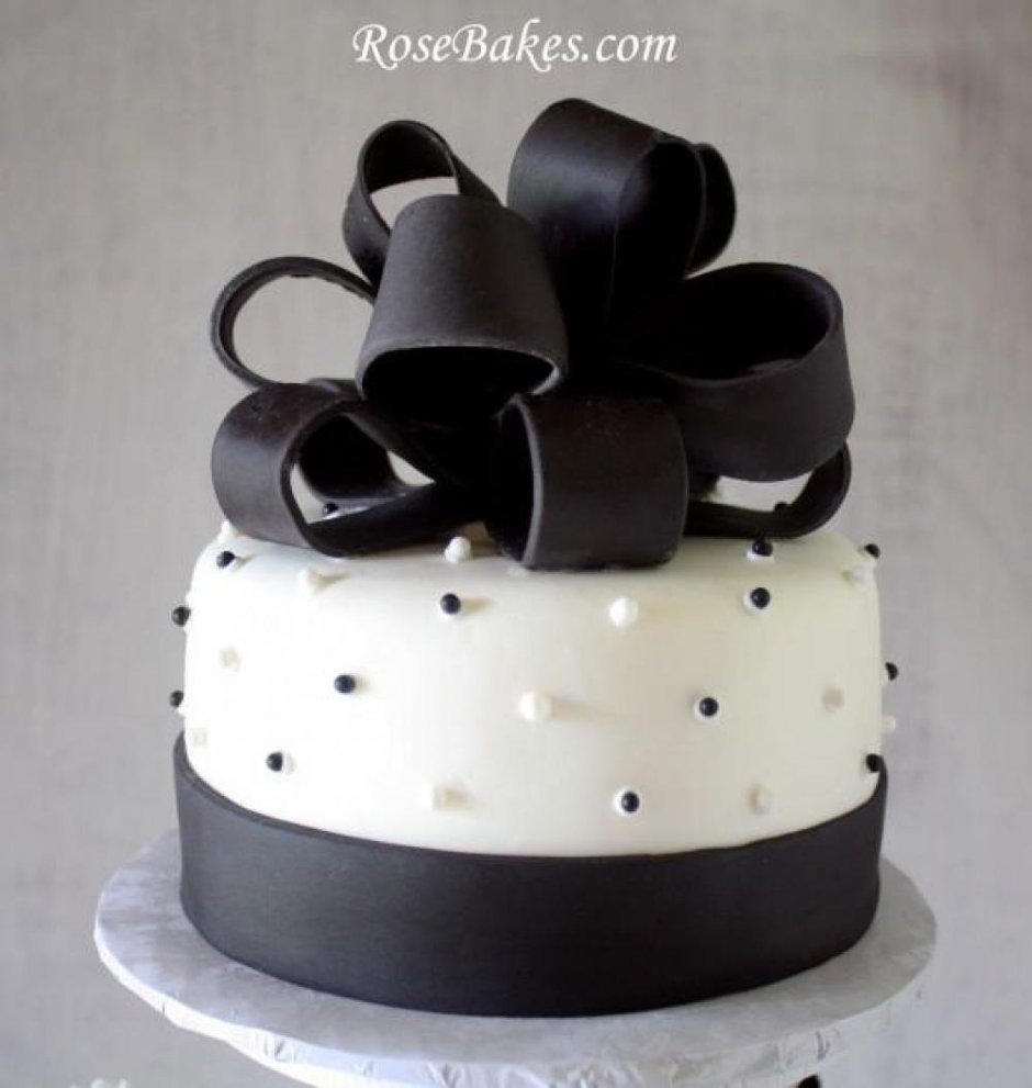 Торт для девочки в черном стиле