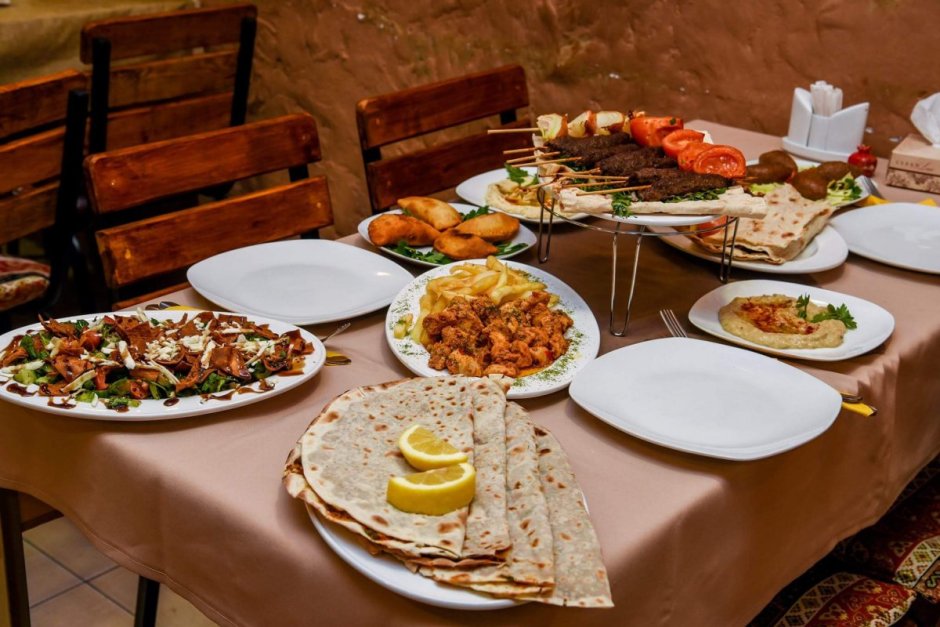 Армянский праздничный стол в кафе
