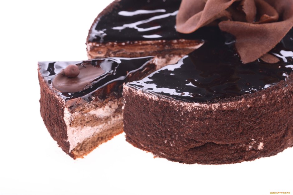 Разрезанный шоколадный торт