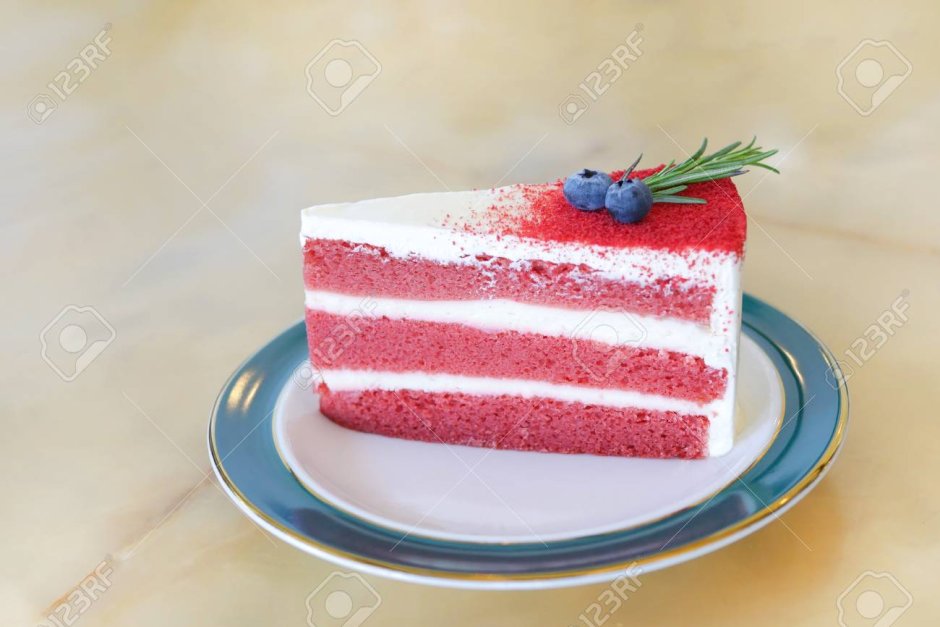 Торт с отрезанным куском