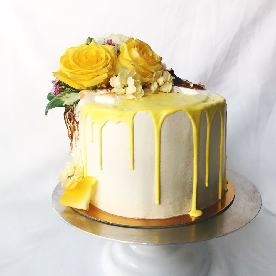 Украшение желтого торта