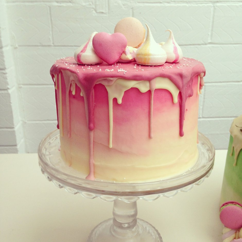 Торт с розовыми подтеками для девочки