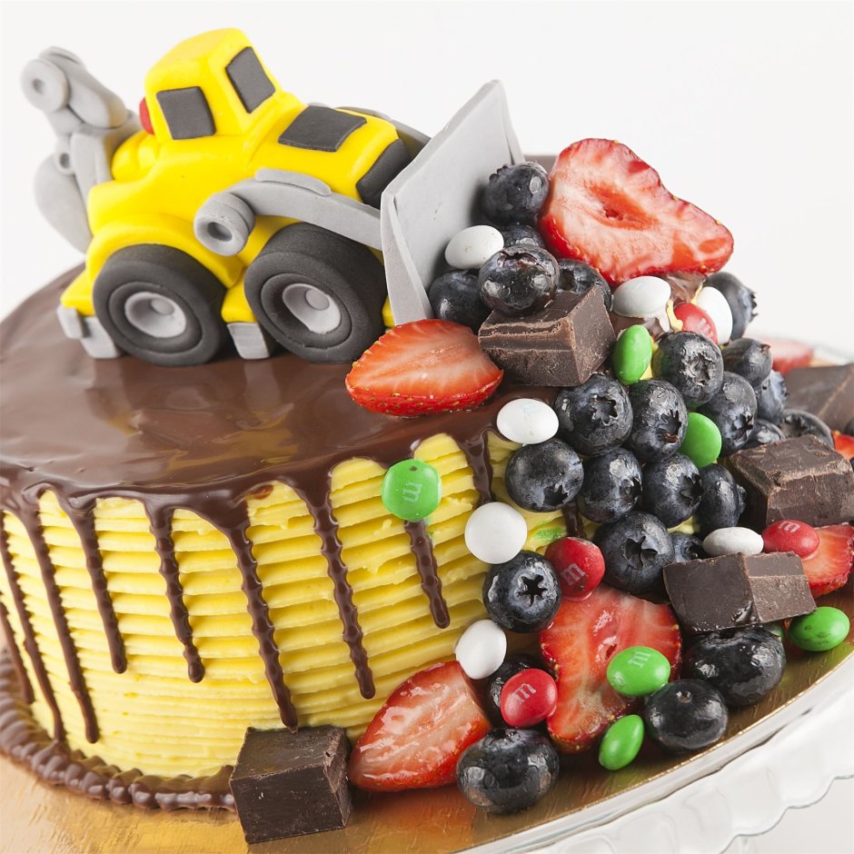 Торт с трактором и конфетами
