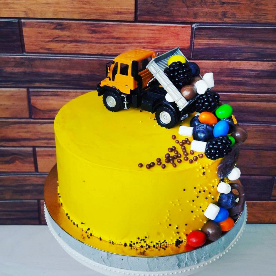 Торт для мальчика с машинками желтый