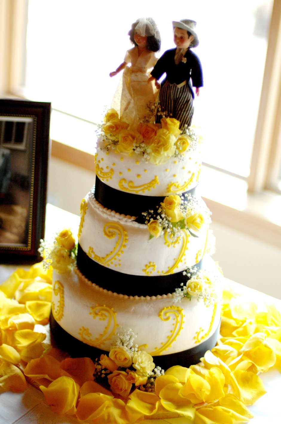 Торт в желто черном цвете
