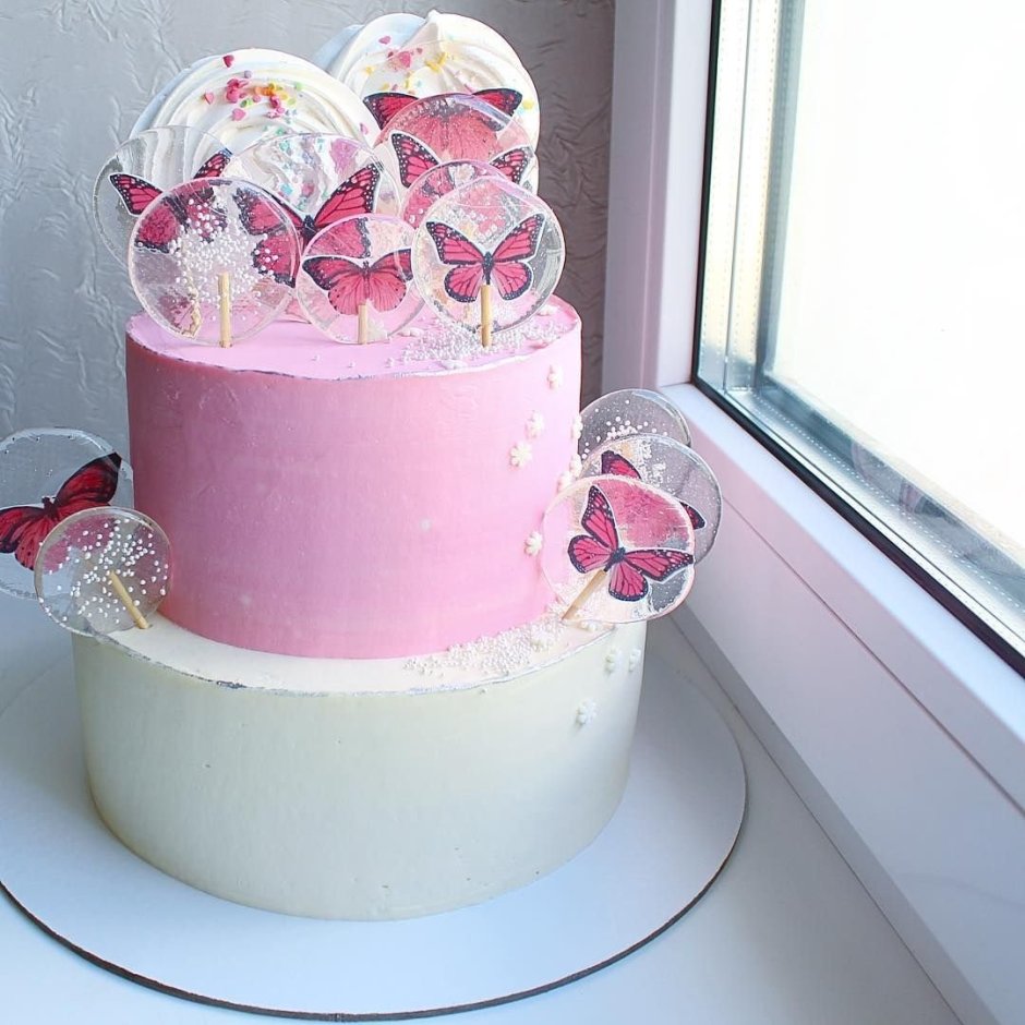 Розовый торт с леденцами
