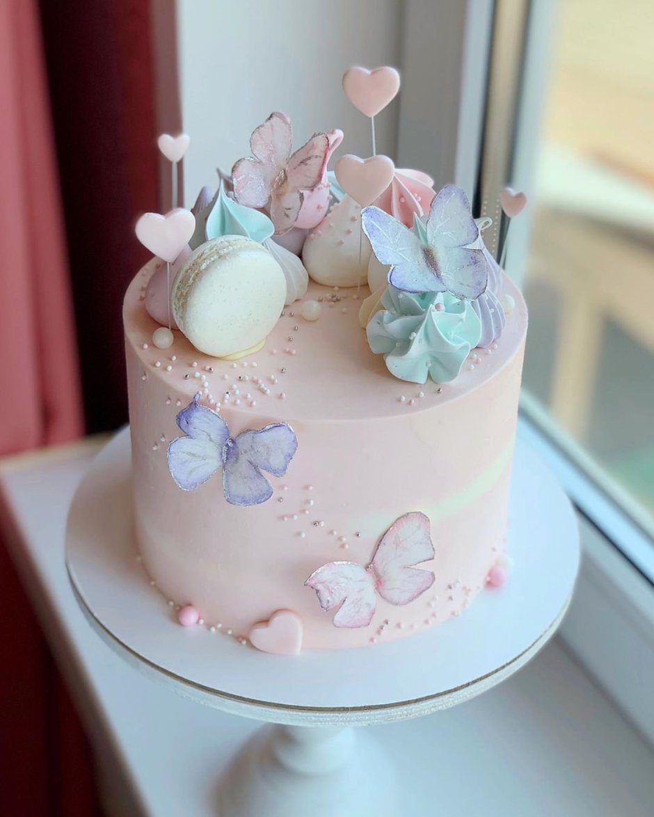Нежный декор торта для девочки