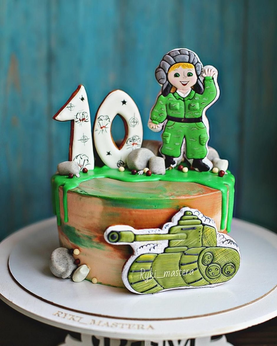 Торт с танками для мальчика с пряниками