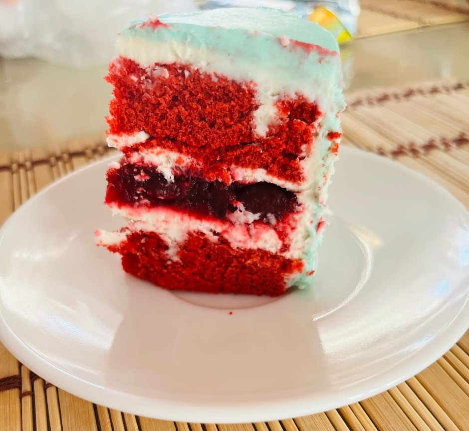 Разрез торта красный бархат с вишней