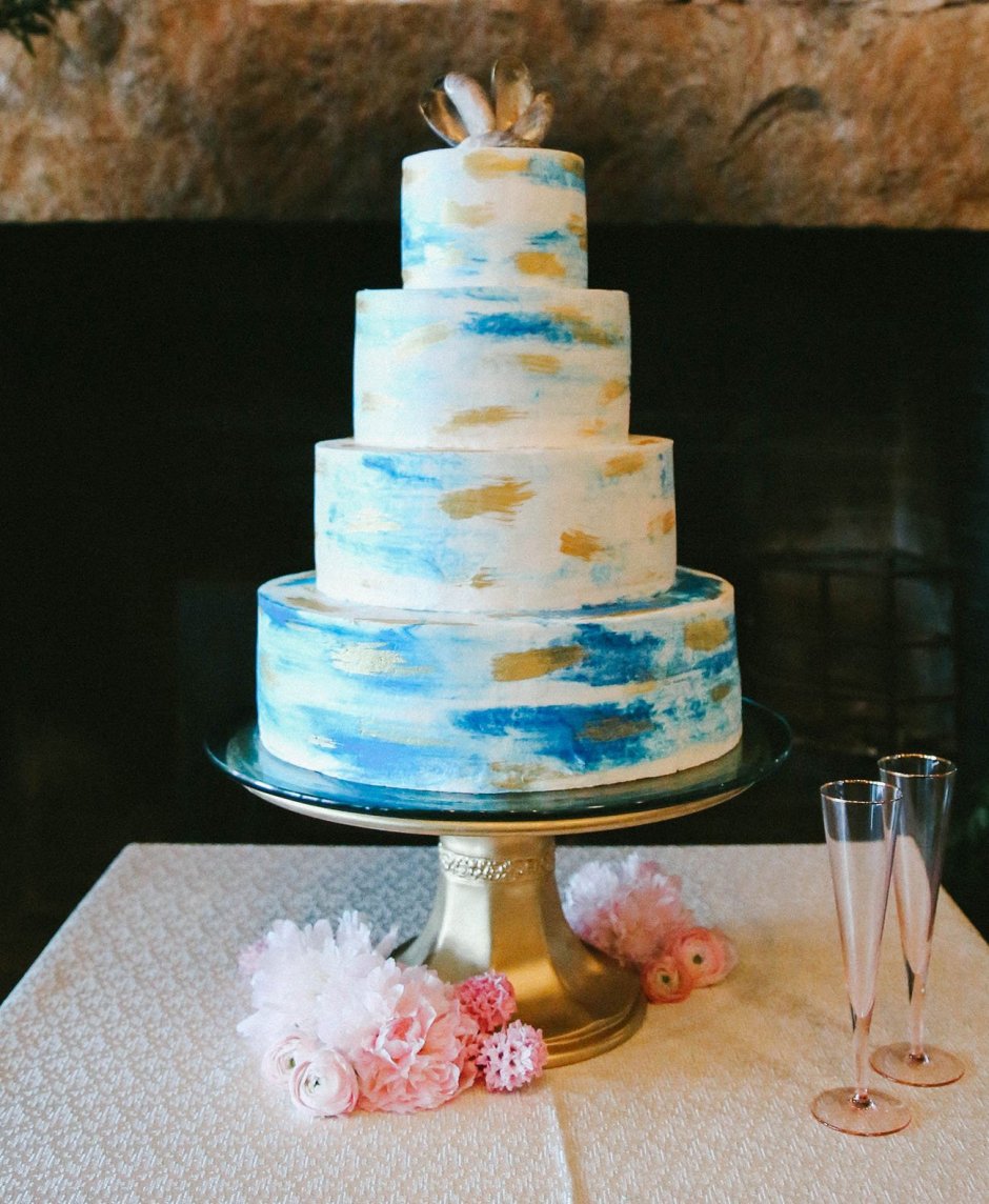 Свадебный торт с синими мазками