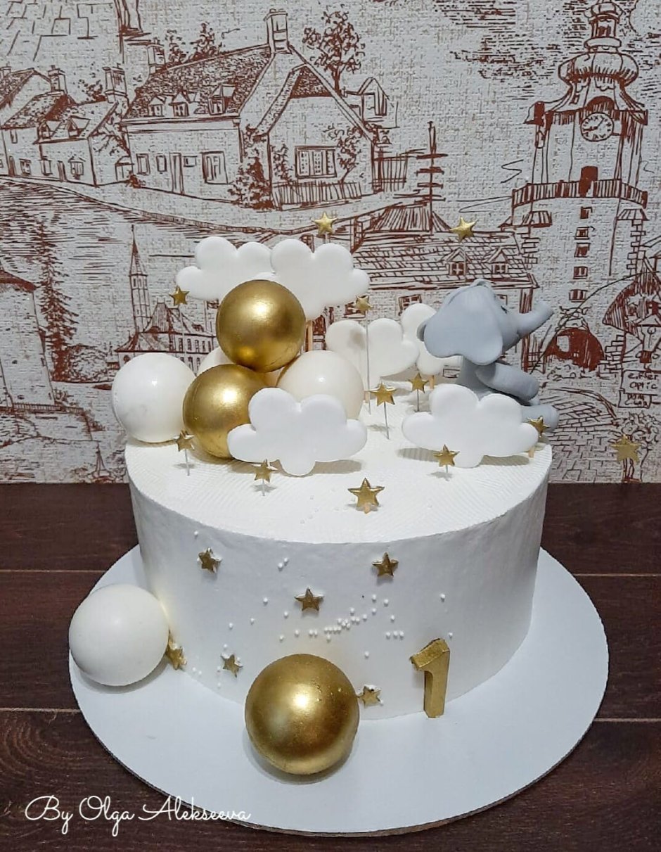 Белый торт с золотыми шарами