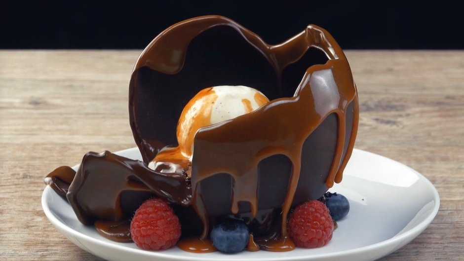Десерт в шоколадном шаре
