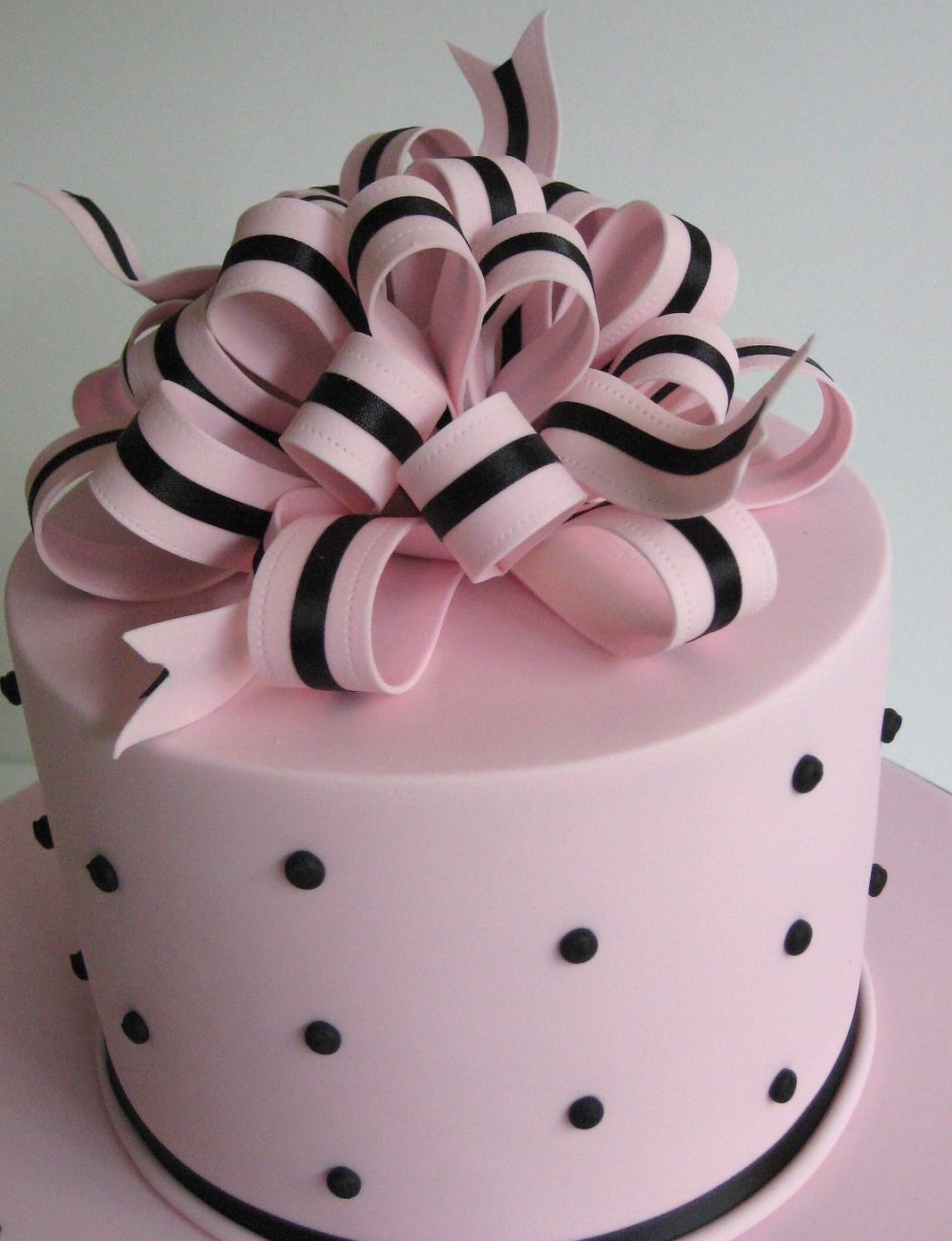 Торт черный с розовыми бантиками