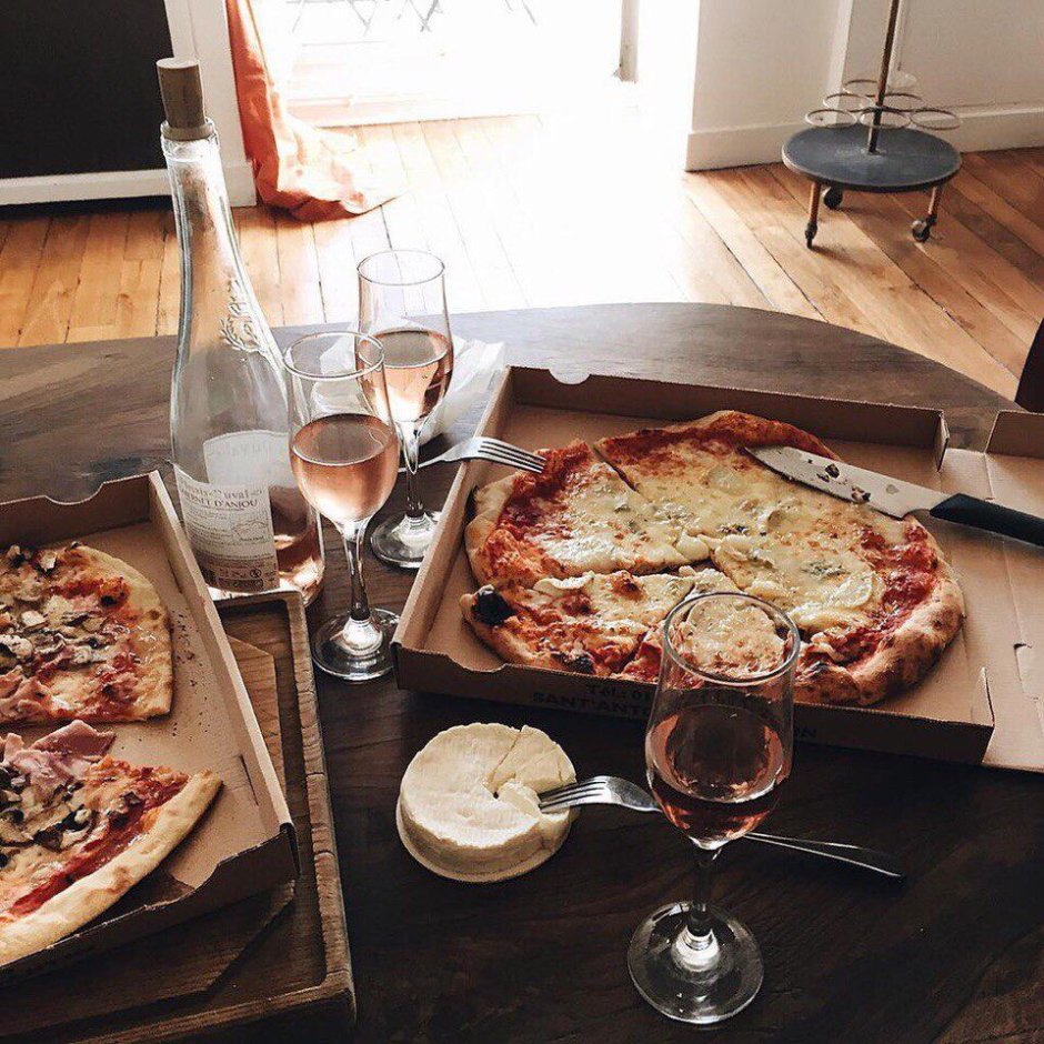 Пицца и вино