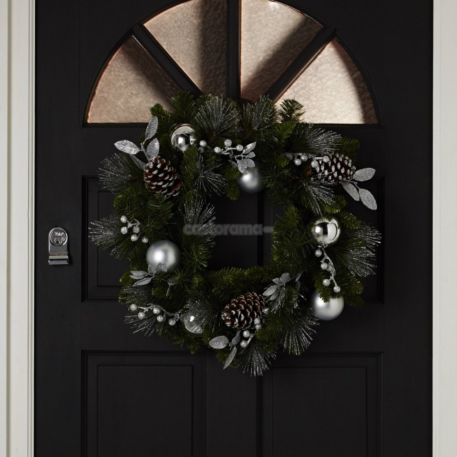 Оригинальное украшение двери рождественским венком