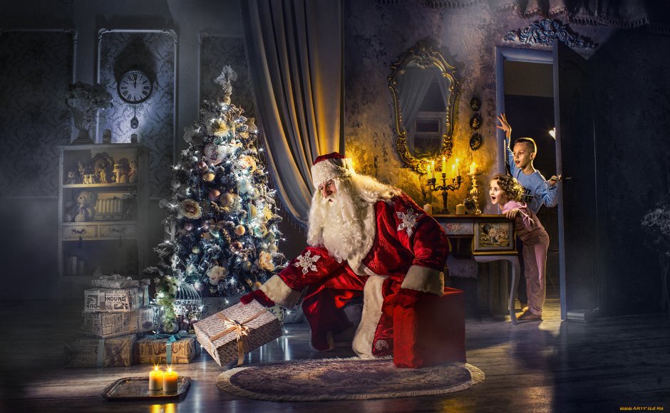 Дед Мороз кладет подарки под елку