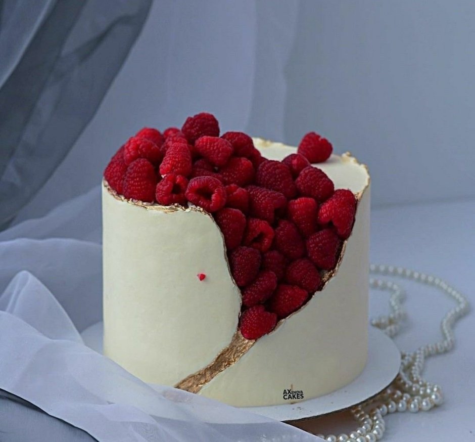 Торт с серебристый и малиновым цветом