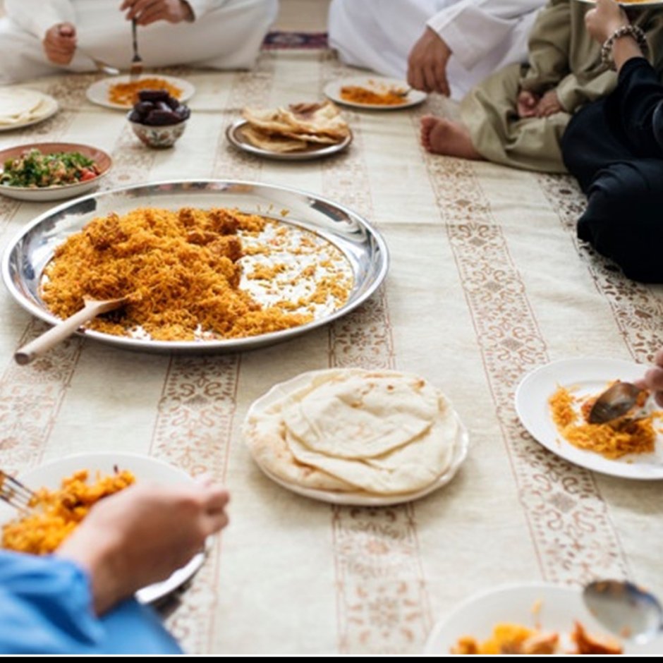 Мусульманская семья обедают