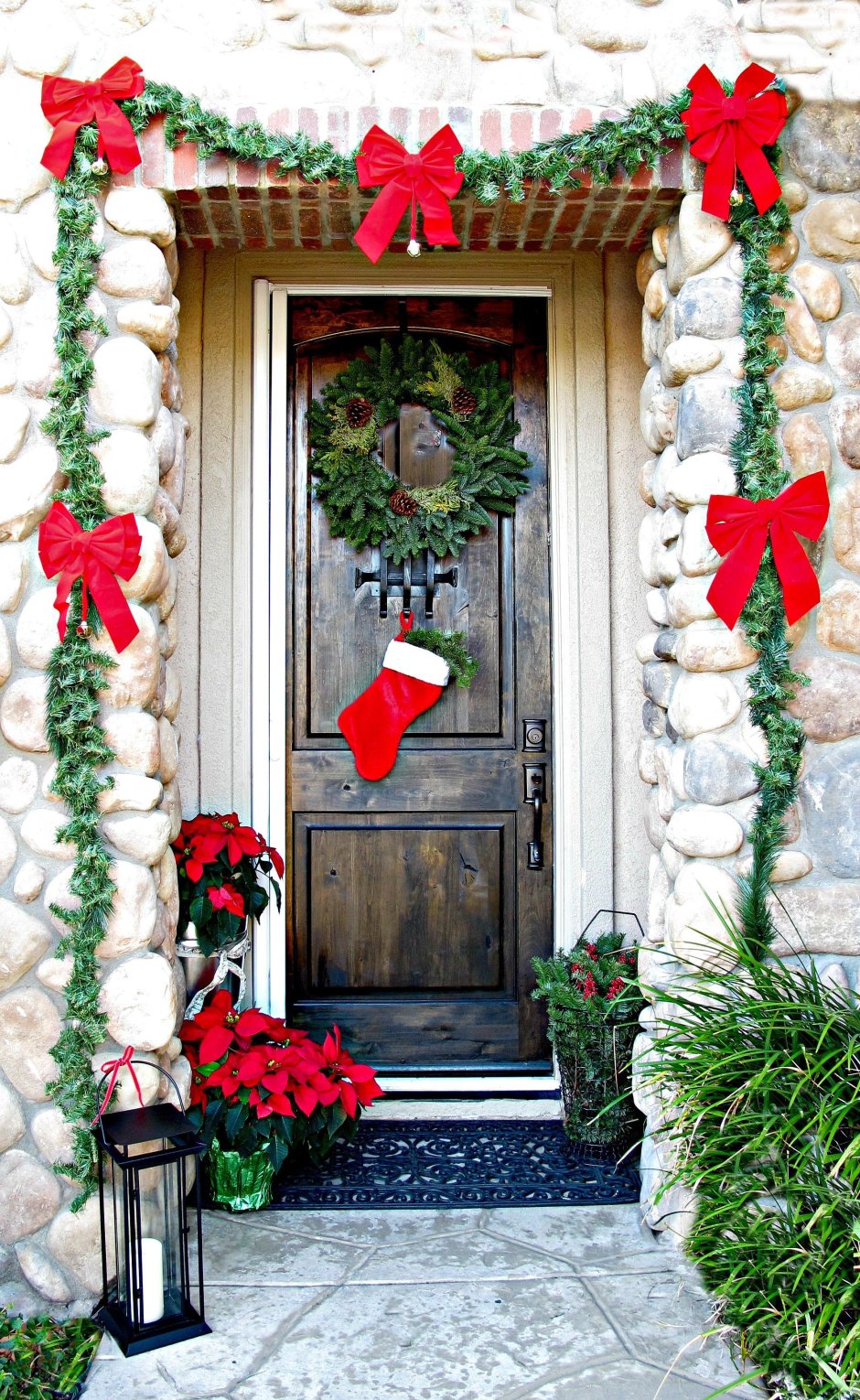 Украшенные для Рождества двери