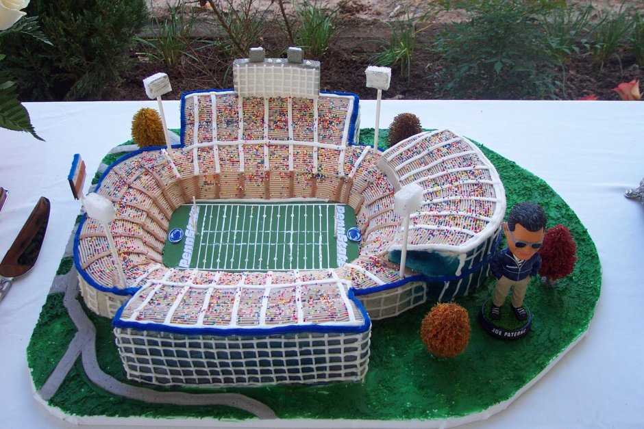 Торт в виде футбольного стадиона
