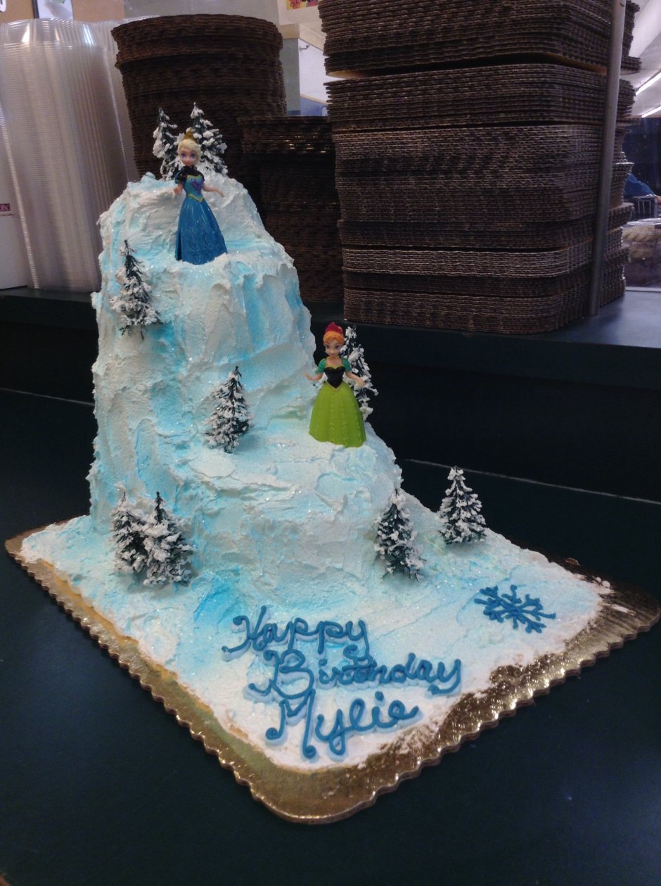 Торт в виде замка Эльзы
