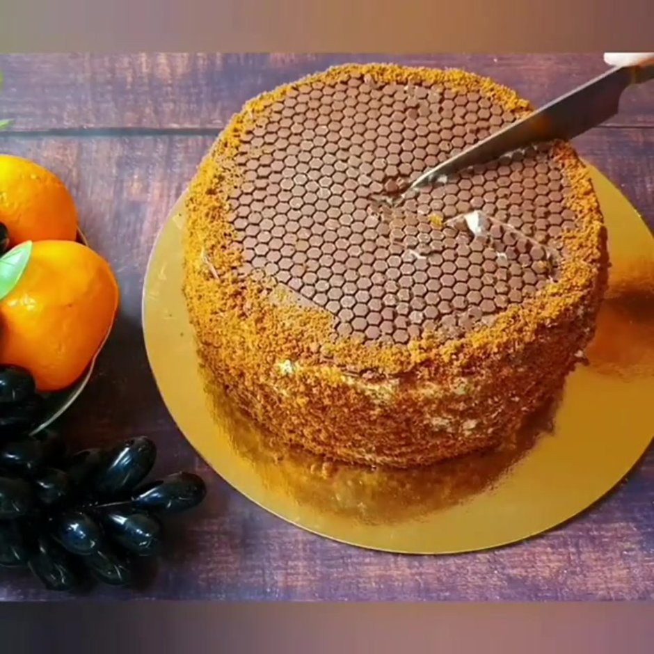 Мед в сотах на торте