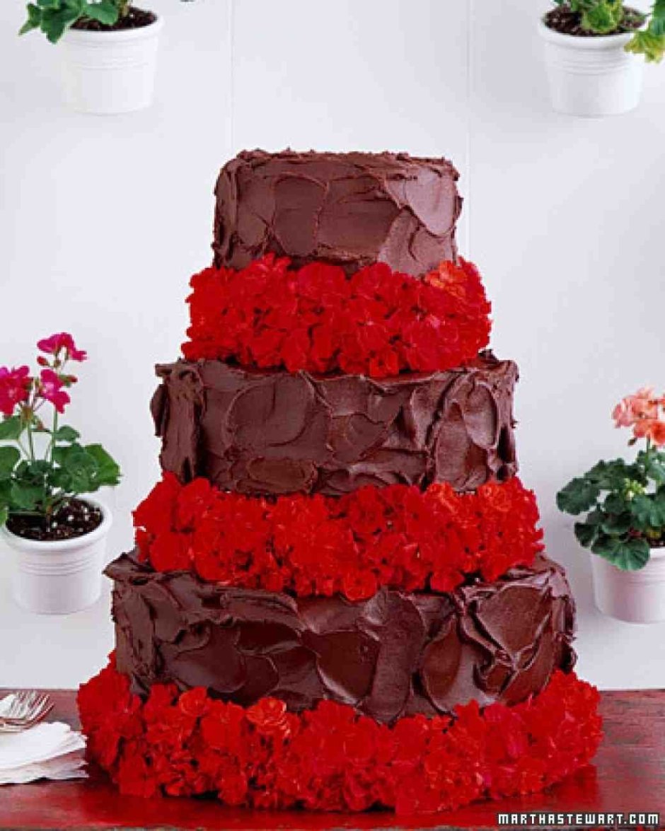 Торт красного цвета