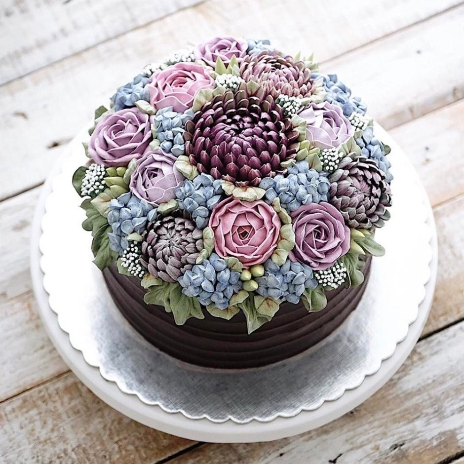 Необычный декор торта цветами