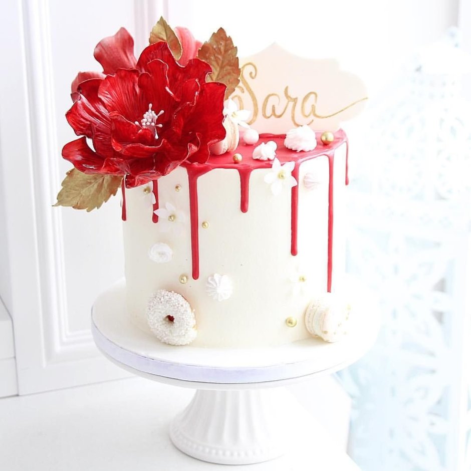 Торт с красными подтеками и цветами