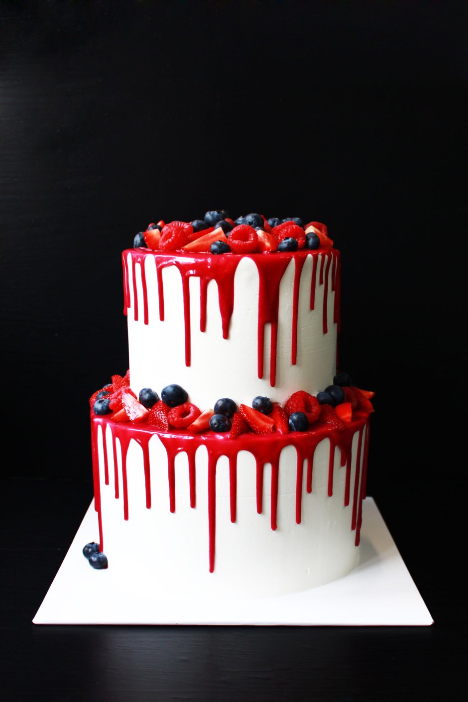 Белый торт с красными подтеками