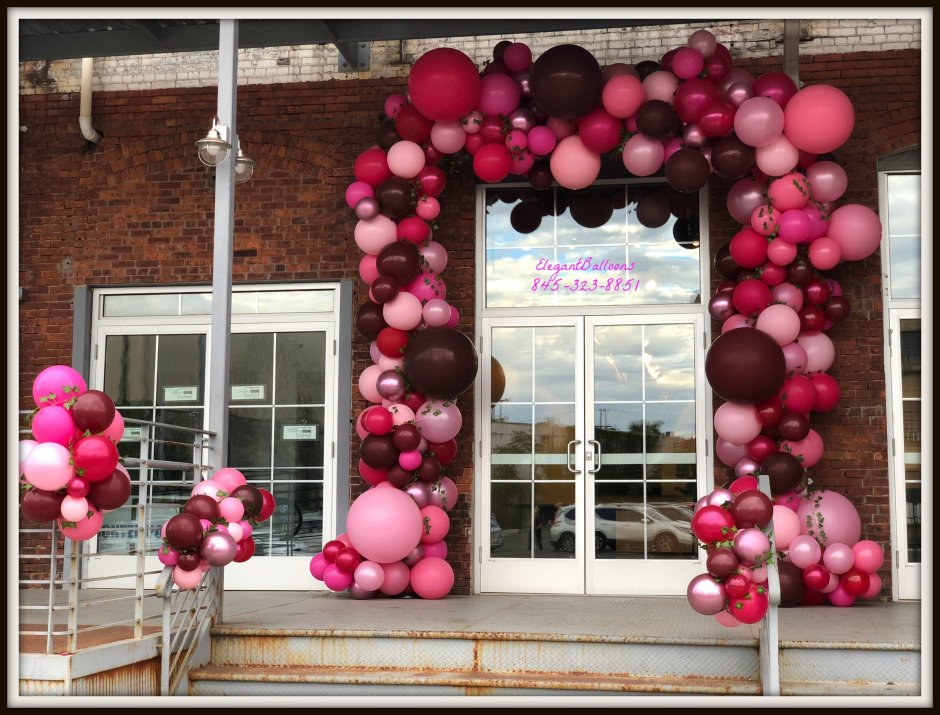 Decorating the main entrance of the shop with a Balloons