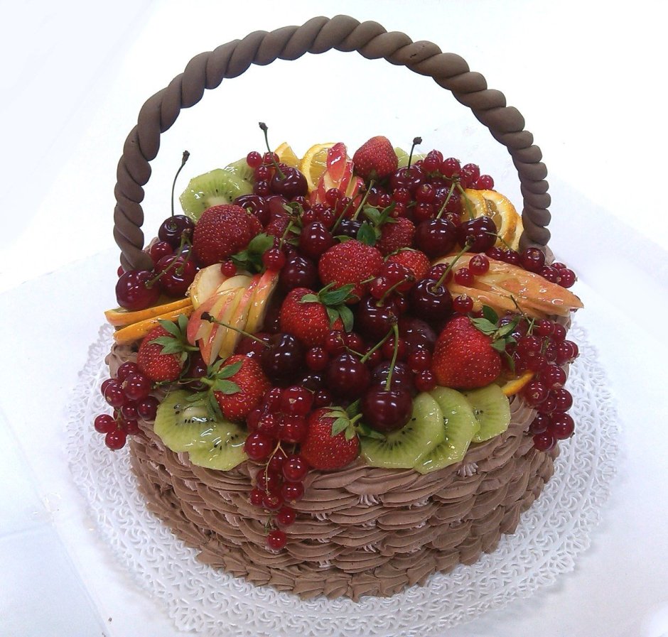 Торт в виде корзинки с ягодами