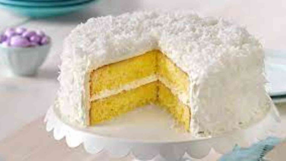 Желтый торт с кокосом
