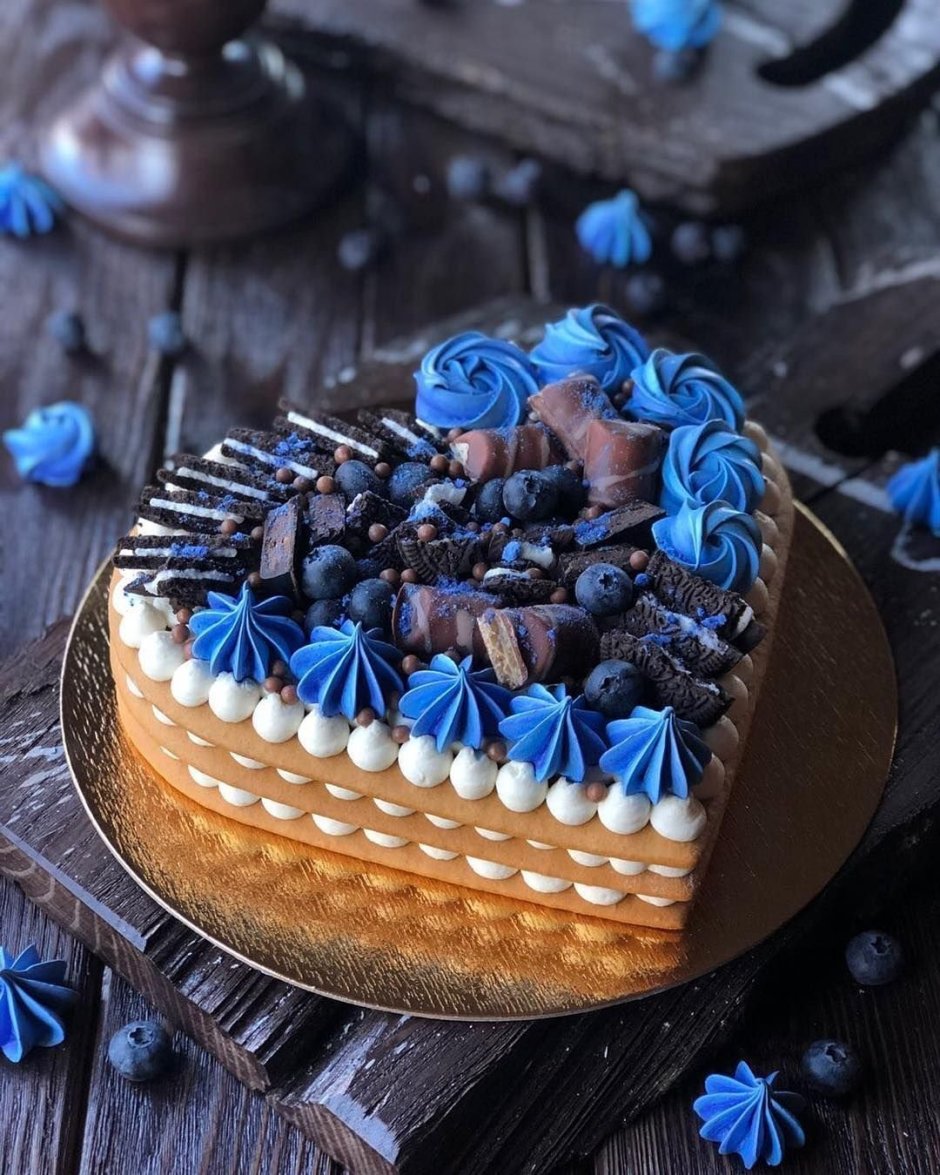 Декор торта в синих тонах
