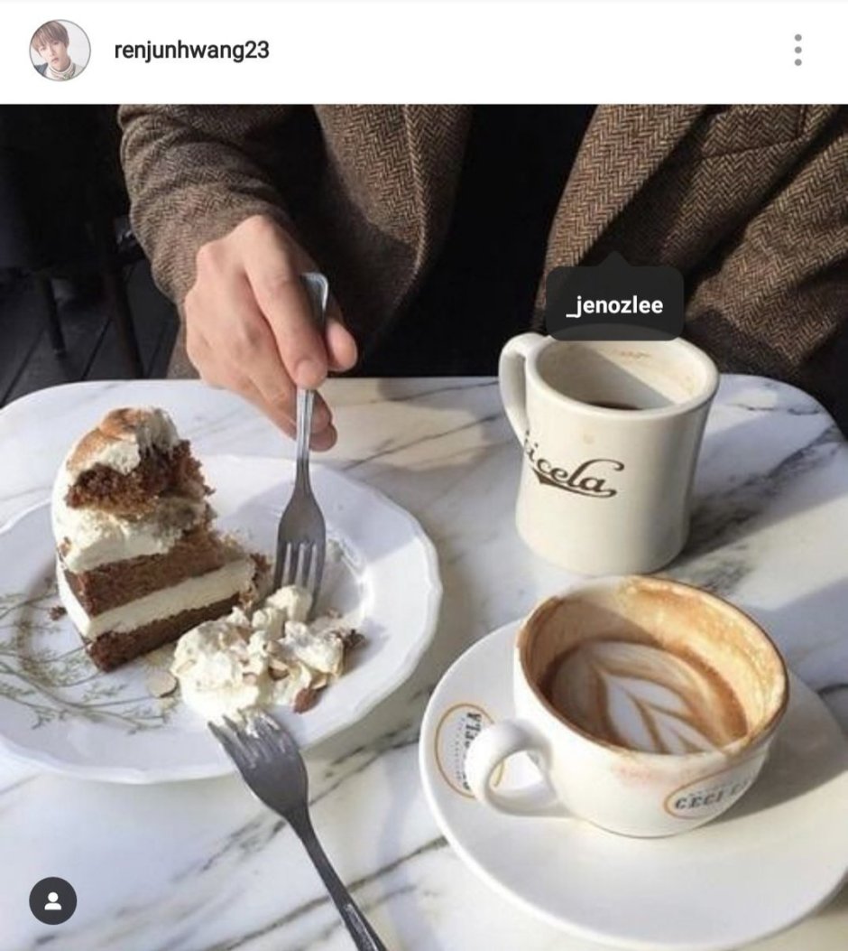 Кофе и пирожные в кафе