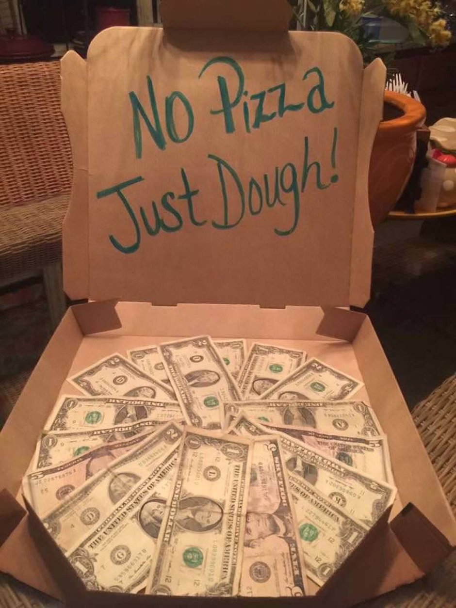 Подарок в виде пиццы из денег