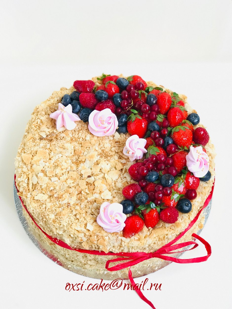 Украшение торта Наполеон ягодами и цветами
