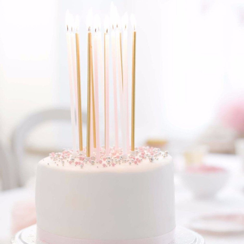 Торт с высокими свечами