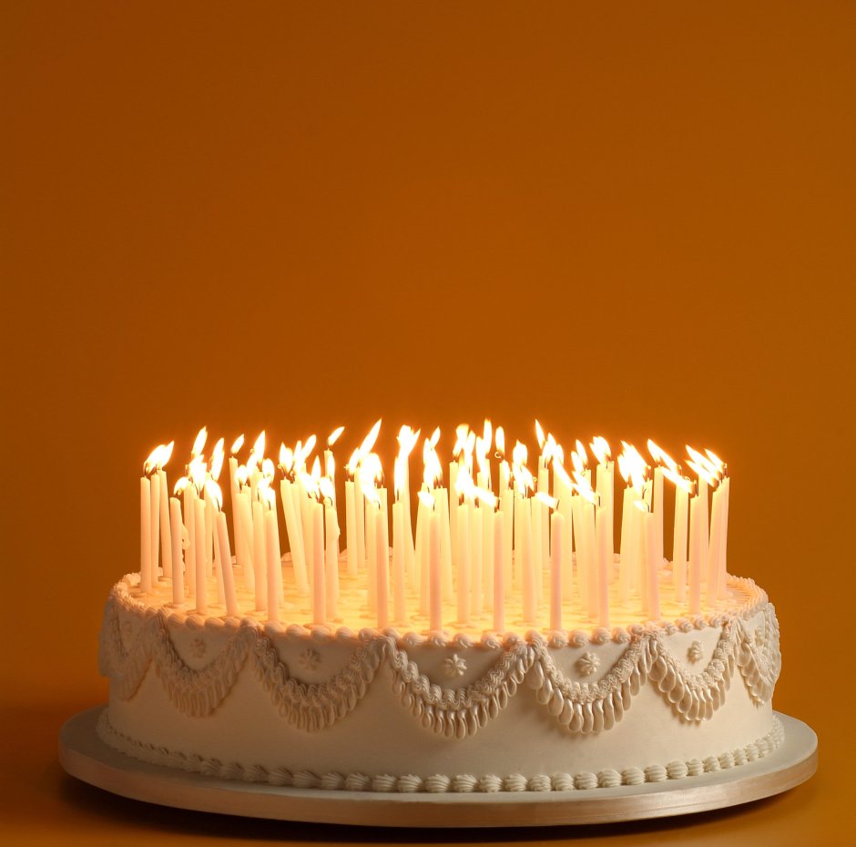 Огромный торт со свечами
