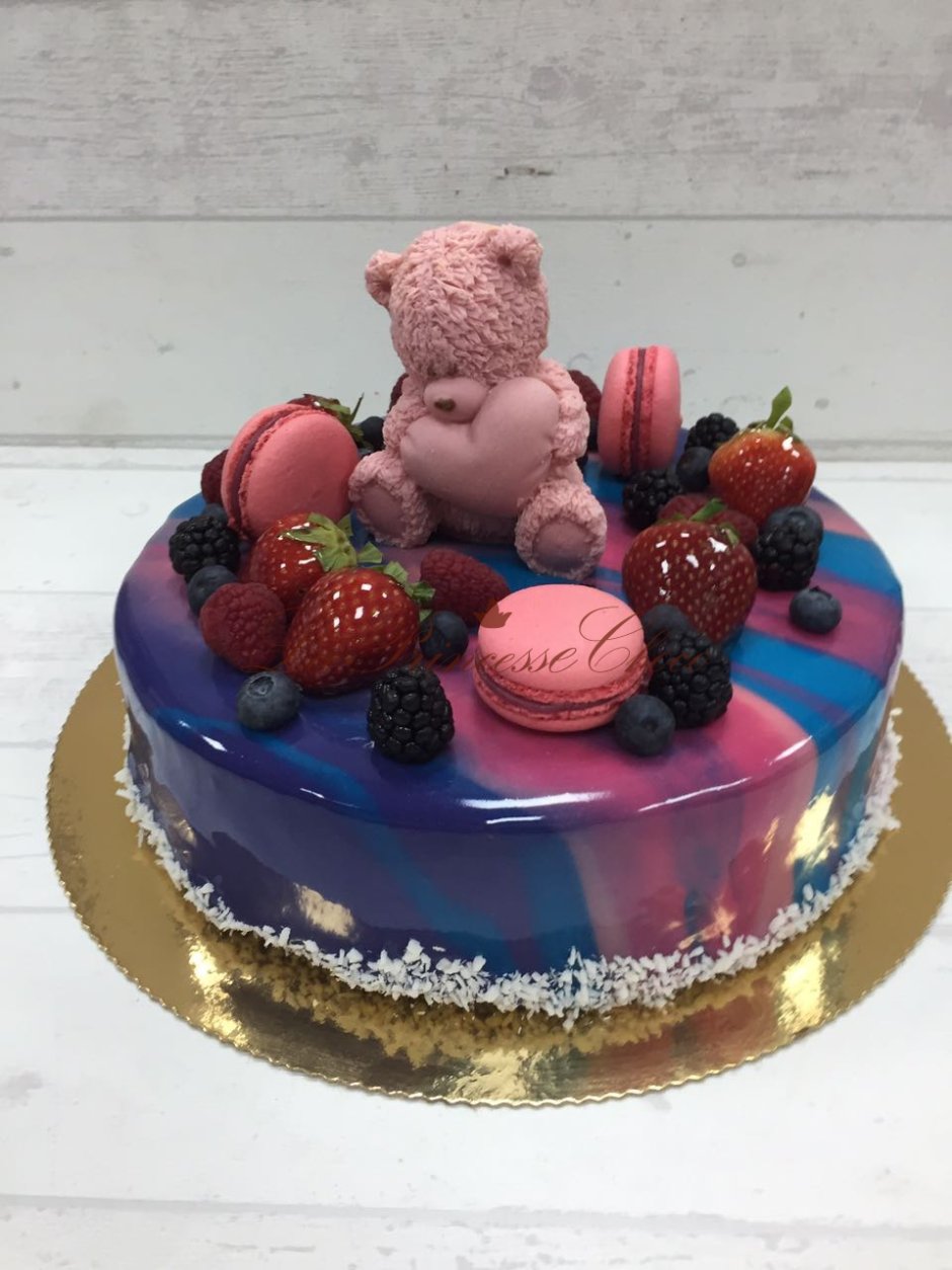 Тортик с медвежонком и ягодами